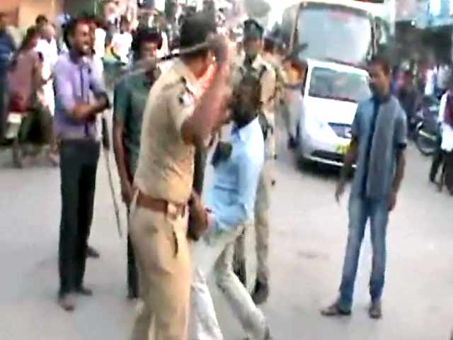 आंध्र : पुलिस ने सड़क पर हत्यारोपियों को पीटा