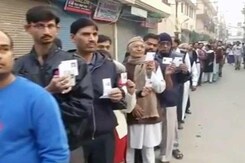 दिल्ली में मतदान : कांग्रेस, बीजेपी और 'आप' में कड़ी टक्कर दिल्ली में मतदान : कांग्रेस, बीजेपी और 'आप' में कड़ी टक्कर