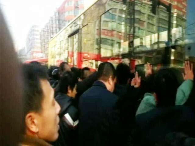 200 people lift 10-ton bus in China to rescue woman