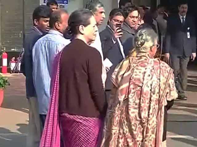 वोट डालने के लिए लाइन में लगीं सोनिया