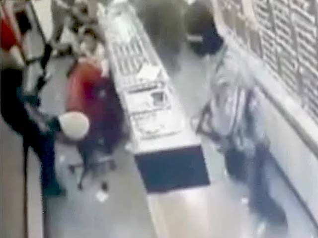 सीसीटीवी कैमरे में कैद : मुंबई में गहनों की दुकान में लूटपाट