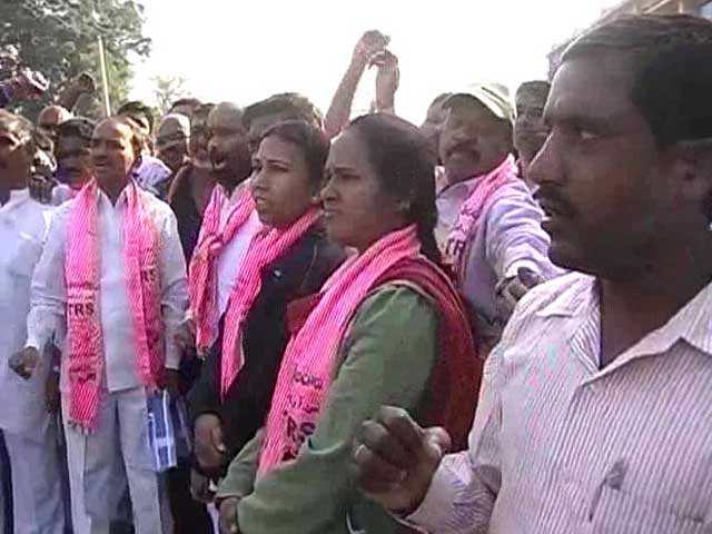 Video : Cabinet clears Telangana with 10 districts