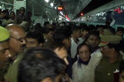 आगरा : पुलिस पर हमला कर साथियों को छुड़ा ले गए बदमाश आगरा : पुलिस पर हमला कर साथियों को छुड़ा ले गए बदमाश