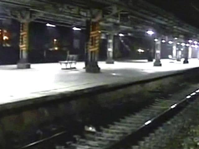 Videos : मुंबई : लोकल ट्रेन में फायरिंग, एक यात्री घायल