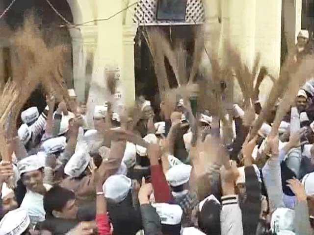 Video : Arvind Kejriwal leads, his Aam Aadmi Party decimates Congress in Delhi