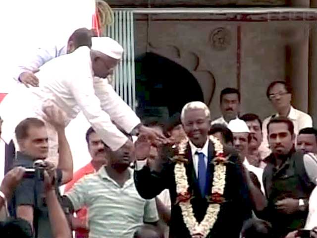 अन्ना ने दी नेल्सन मंडेला को श्रद्धांजलि