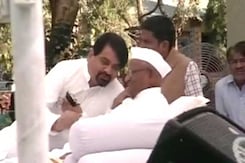 अन्ना के अनशन स्थल पर नहीं जुट रही भीड़ अन्ना के अनशन स्थल पर नहीं जुट रही भीड़