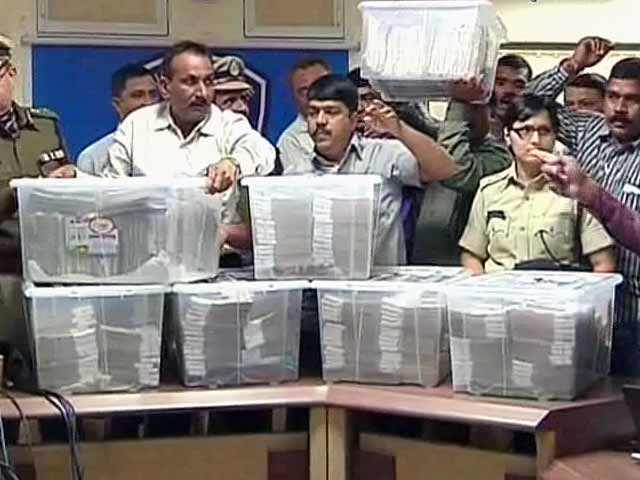 पुलिस वाले को रिश्वत देते नारायण साई के साथी हिरासत में