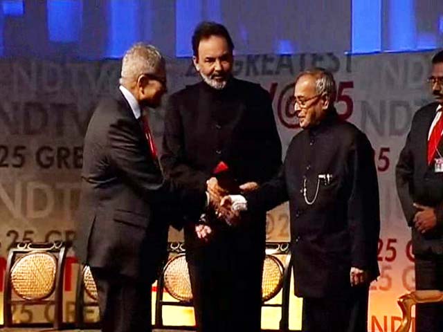 Amartya Sen receives the award from President Pranab Mukherjee