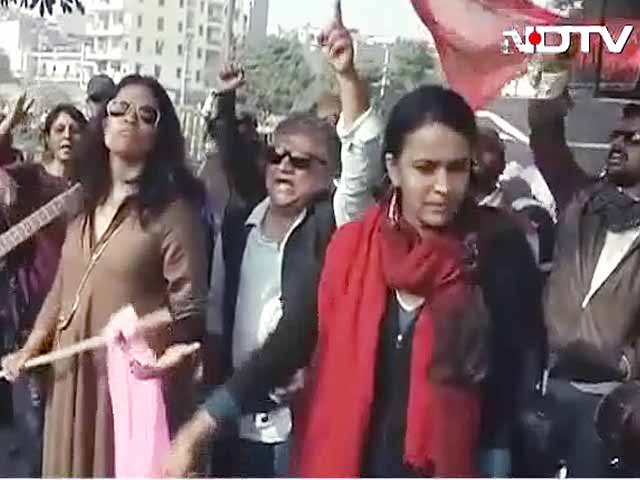 महिला सुरक्षा के मुद्दे पर कलाकारों का प्रदर्शन