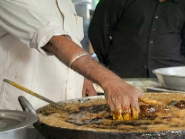 Videos : खौलते तेल में हाथ डालकर प्रेम सिंह करते है फिश फ्राई