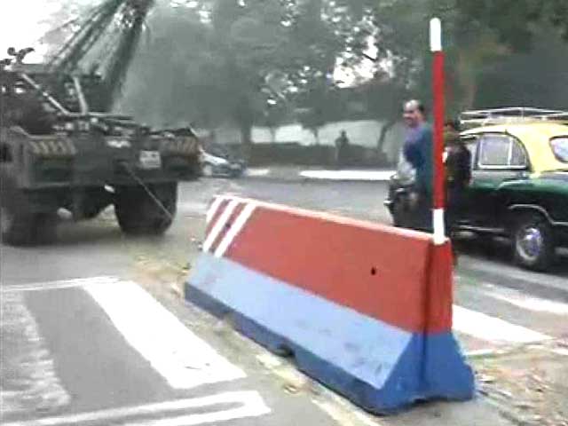 Video : Devyani Khobragade's arrest: police lift barricades outside US embassy in Delhi