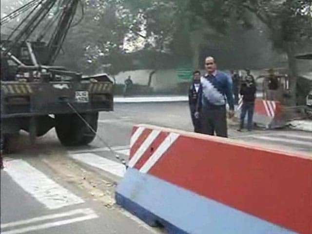 Video : भारत ने अमेरिकी दूतावास के बाहर लगे सुरक्षा बैरिकेड्स हटाए