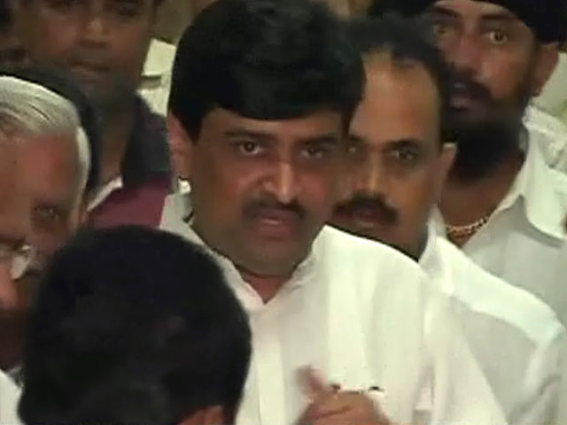 आदर्श घोटाला : बच गए अशोक चव्हाण?