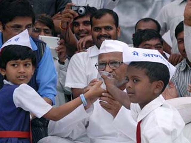 लोकपाल बिल लोकसभा में पास, अन्ना ने तोड़ा अनशन