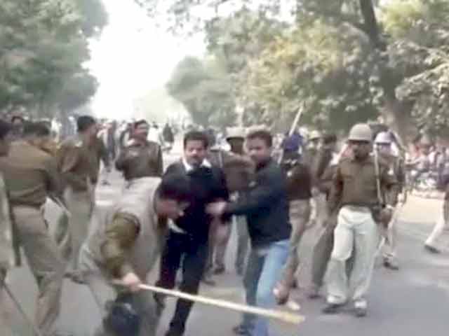इलाहाबाद में प्रदर्शनकारी छात्रों पर पुलिस का लाठीचार्ज