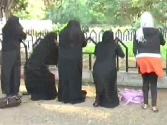 Cop made couples in Hyderabad park do sit-ups