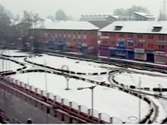 पहाड़ी इलाकों में जमकर बर्फबारी