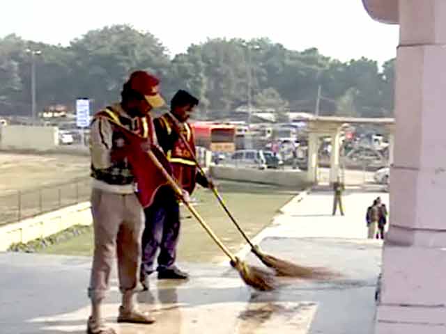 केजरीवाल का शपथ ग्रहण : रामलीला मैदान में तैयारियां