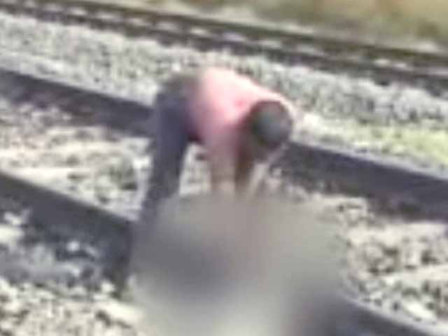 इंदौर : बच्चे से उठवाए शव के टुकड़े