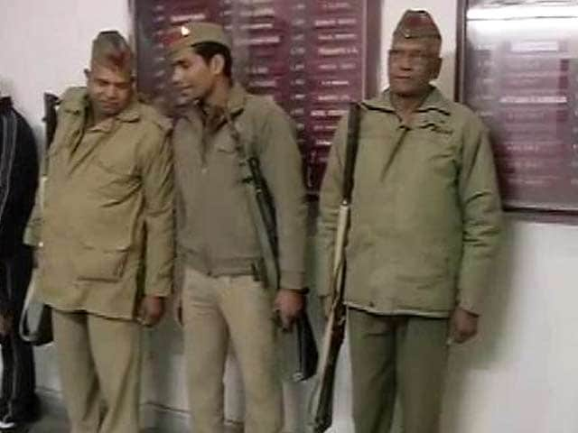 Video : Ghaziabad: Five cops waited for 24 hours to guard Arvind Kejriwal, who again said 'No Thanks'