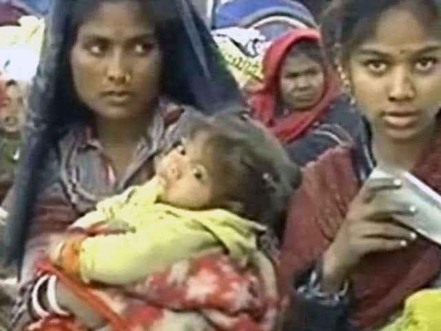 ठंड में रेलवे में 500 झुग्गियां हटाई