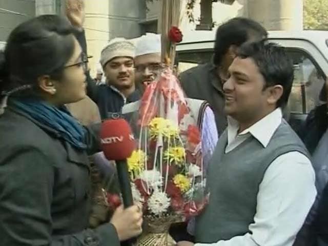 Video : At Kejriwal's Kaushambi home, a <i>jhaadu</i> bouquet and blessings