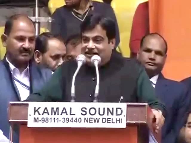 Kejriwal rubbishes Gadkari's claims, says no 'deal' with Congress