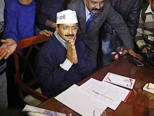 सादगी के साथ हुआ केजरीवाल और टीम का शपथग्रहण