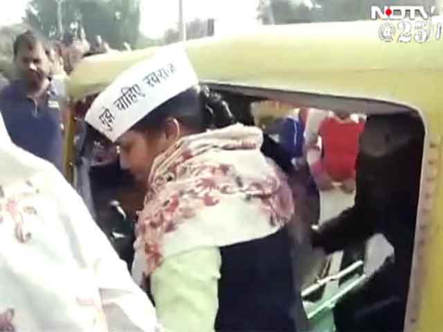 ऑटो से पहुंचीं राखी बिड़ला