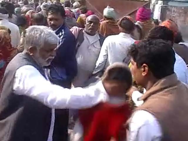 Akhilesh minister caught slapping a person on camera
