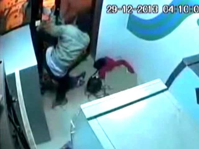 Video : This brave ATM guard grabs machete from robbers, hits one of them