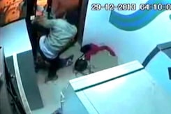 This brave ATM guard grabs machete from robbers, hits one of them This brave ATM guard grabs machete from robbers, hits one of them