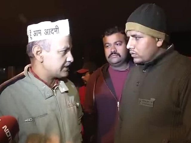 Video : AAP minister Sisodia's surprise midnight check on shelters