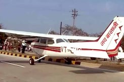 कैमरे में कैद : जब हाइवे बन गया रनवे... कैमरे में कैद : जब हाइवे बन गया रनवे...