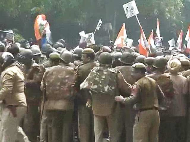 Youth Congress workers protest outside BJP President Rajnath Singh's house