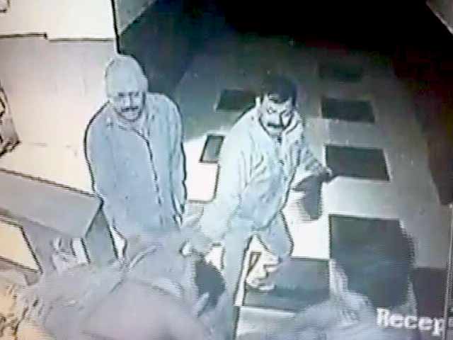 कैमरे में कैद : सोलापुर में पुलिसवालों ने की डॉक्टर की पिटाई