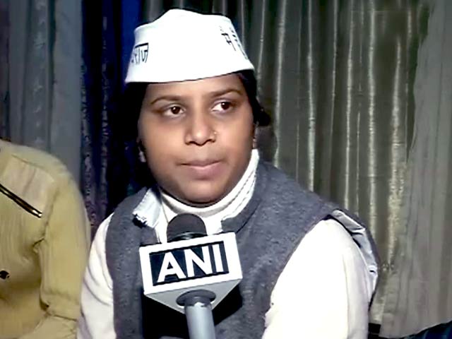 मंत्री राखी बिड़ला की कार पर कुछ लोगों का हमला, शीशे तोड़े