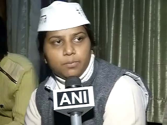 Delhi: AAP minister Rakhi Birla's car attacked