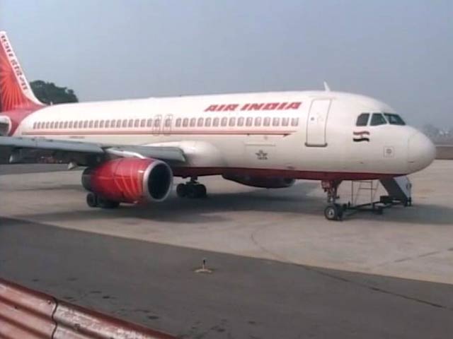 लैंडिंग के दौरान प्लेन का टायर फटा