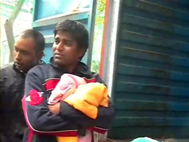 Videos : अस्पताल ने कूड़ेदान में फेंका बच्ची का शव