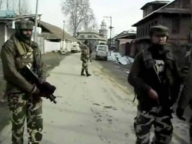 Video : Sopore encounter ends, one cop killed, militants escape