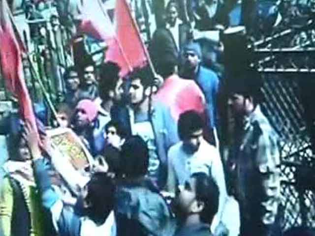 Video : AAP office near Arvind Kejriwal's Ghaziabad home vandalised