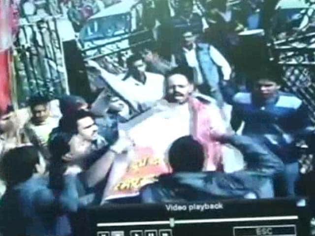 Video : AAP office attack: one arrested, Prashant Bhushan blames BJP