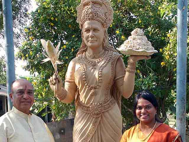 Video : A 'Goddess Sonia' temple: Congress legislator's thank-you for Telangana decision