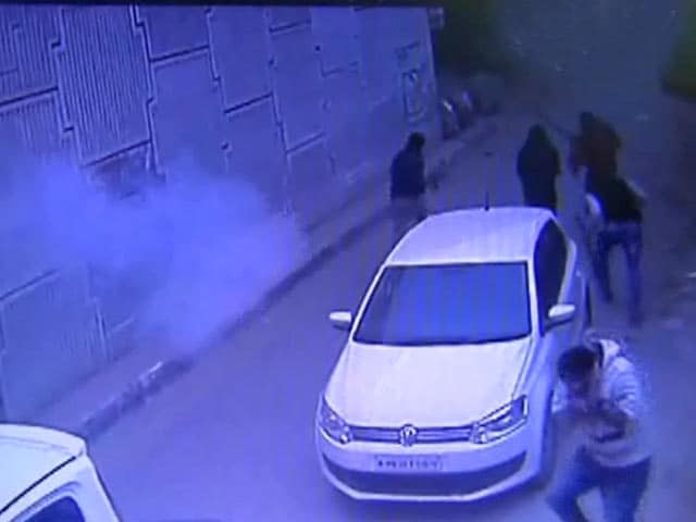 Videos : कैमरे में कैद : रोहतक में शूटआउट, एक मरा, सात घायल