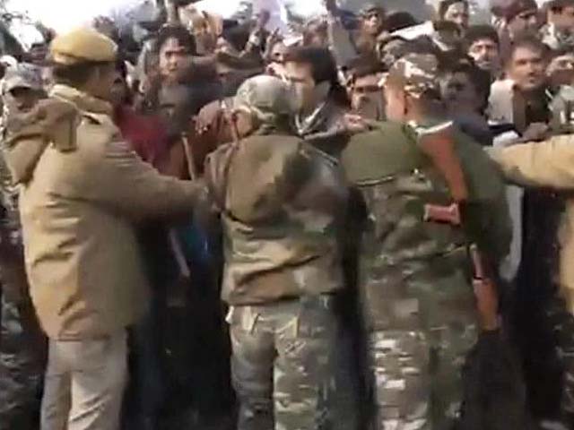 Video : Arvind Kejriwal apologises for chaos at AAP's first 'janta darbar' in Delhi