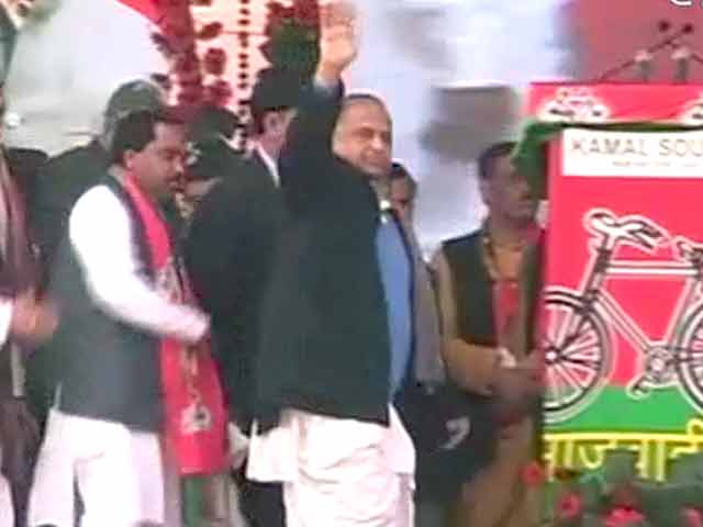 झांसी की रैली में हद से ज्यादा 'मुलायम' दिखे मुलायम झांसी की रैली में हद से ज्यादा 'मुलायम' दिखे मुलायम