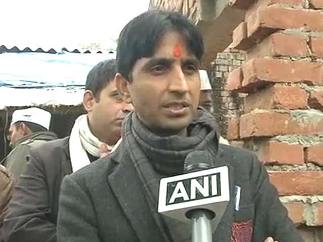 Video : AAP leader Kumar Vishwas visits Dalit family that Rahul Gandhi stayed with