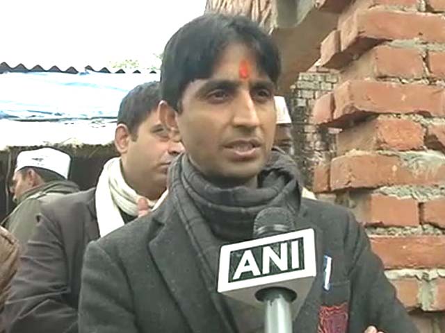 AAP leader Kumar Vishwas visits Dalit family that Rahul Gandhi stayed with